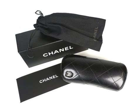 Etui à lunettes Chanel Noir en Cuir .